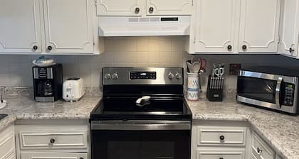 Top floor ocean view condo w/ AC, shaded porch and beach access