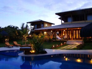 Una piscina al aire libre