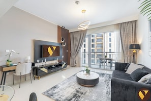 Appartement Luxe, vue ville | Coin séjour | TV connectée de 55 pouces avec chaînes par câble
