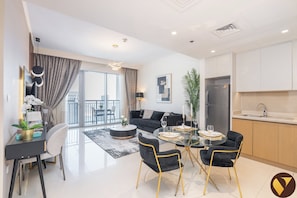 Appartement Luxe, vue ville | Coin séjour | TV connectée de 55 pouces avec chaînes par câble