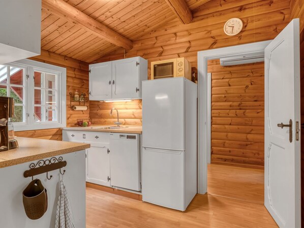 Fridge, microwave, dishwasher, cookware/dishes/utensils