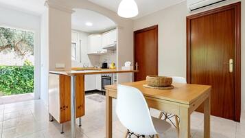 Frigorífico, microondas, horno y lavavajillas