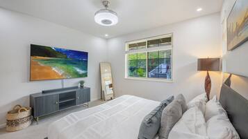3 bedrooms, desk, iron/ironing board, travel crib