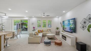 Televisión, chimenea y futbolito