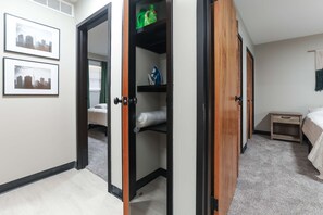 3 habitaciones, tabla de planchar con plancha, wifi y ropa de cama 