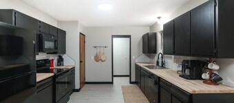 Dazzling East Side 3BR 2 BA Coffee/WFI/SMRT TV