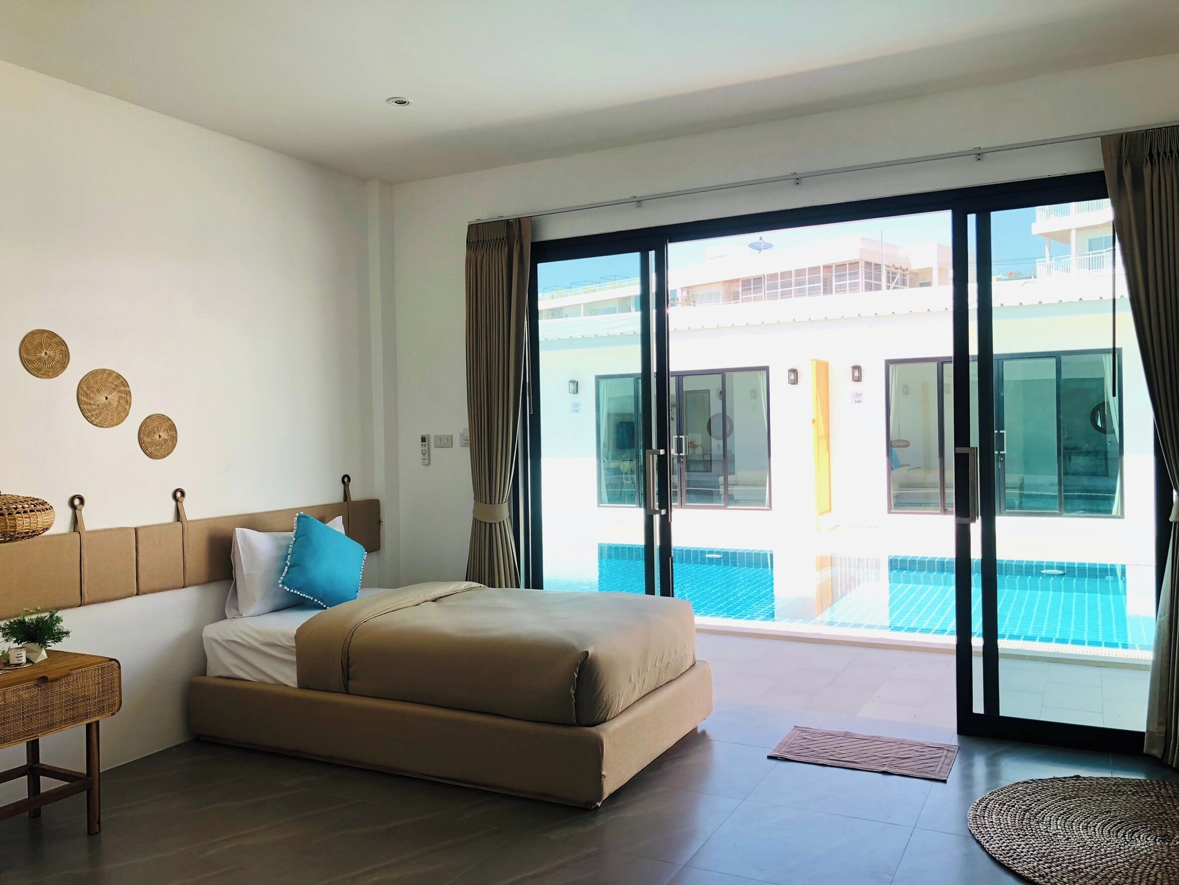 Deluxe Pool Access (2 Persons) | Desk, laptop workspace, WiFi (free)