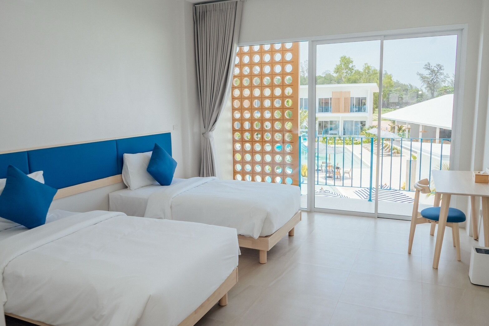 Deluxe Water Park Twin Room | Desk, laptop workspace, WiFi (free)