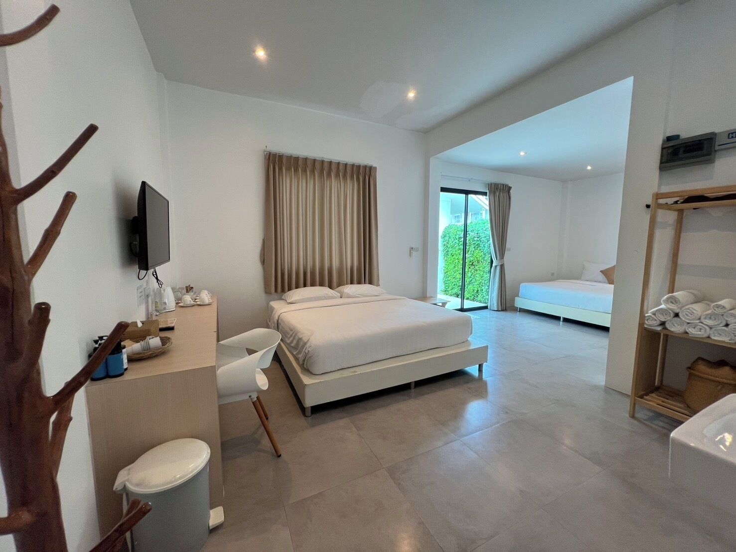 Deluxe Pool Access (6 Persons) | Desk, laptop workspace, WiFi (free)