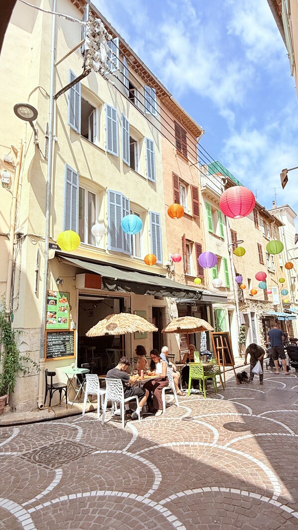 تناول الطعام بالخارج