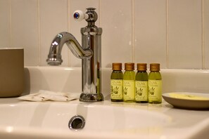 تجهيزات دش، مجففات شعر، مناشف