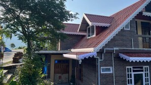 Ein zweistöckiges Haus mit roten Ziegeln und weißem Zierfachwerk.