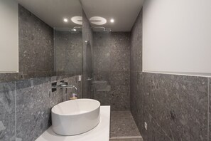 Shower, hair dryer, towels - LIV Athinum 1 - Luxury Apartment 4B (Athens)