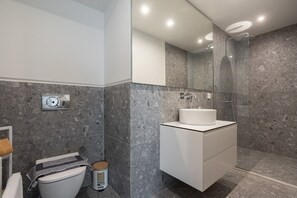 Douche, sèche-cheveux, serviettes fournies