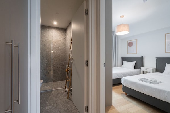 1 chambre, coffres-forts dans les chambres, fer et planche à repasser