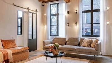 Televisie, een open haard en een kantoor