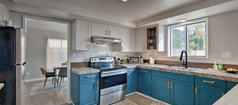 Spacious 7-bedroom house in cool Sacramento with AC