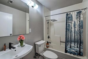 Hair dryer, towels, soap, shampoo - Spacious 7-bedroom house in cool Sacramento with AC (Sacramento)