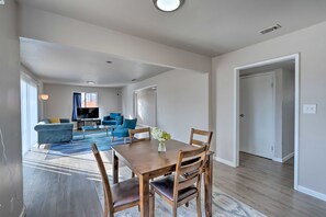 Dining - Spacious 7-bedroom house in cool Sacramento with AC (Sacramento)