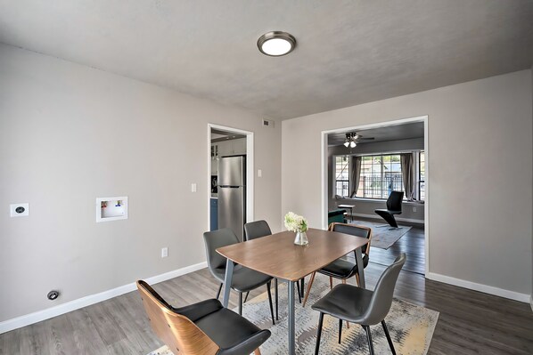 Dining - Spacious 7-bedroom house in cool Sacramento with AC (Sacramento)