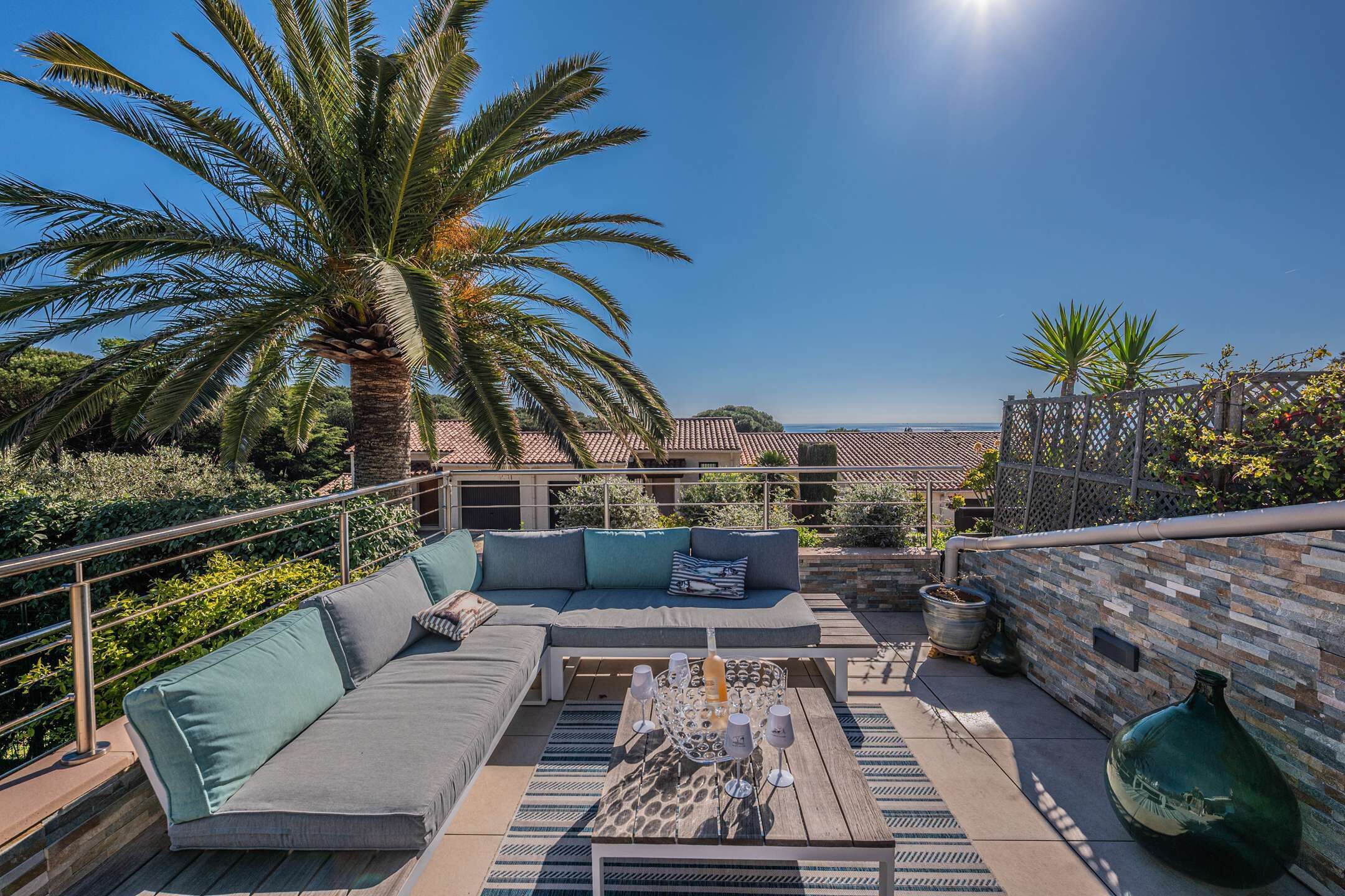 المنطقة المحيطة بالمنشأة