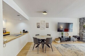 Dining - Cozy mountain condo with shared hot tub and dog friendly (Durango)