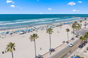 On the beach - 302B Amazing Location! Gorgeous Marina Views! Steps from Top Rated Harbor Beach (Oceanside)