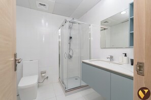 Luksusleilighet, byutsikt | Bad | Dusj, toalettartikler (inkludert), hårføner og bidé