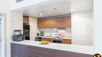 Appartement Luxe, vue ville | Cuisine privée | Grand réfrigérateur, micro-ondes, four, plaque de cuisson