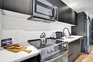 Réfrigérateur, micro-ondes, four, plaque de cuisson