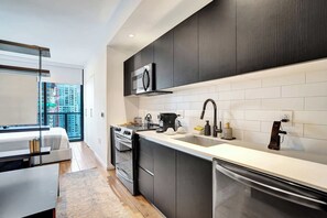 Réfrigérateur, micro-ondes, four, plaque de cuisson