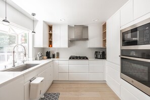 Micro-ondes, four, plaque de cuisson, lave-vaisselle