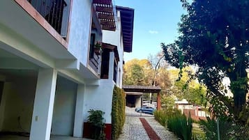 Vista frontal de la propiedad