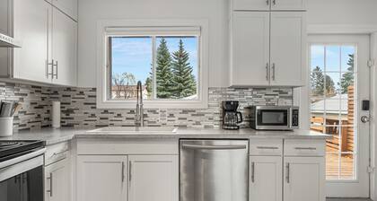 Ideal for Groups, Sleeps 16, King Bed, Large Deck, BBQ Grill