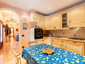 Kühlschrank, Ofen, Geschirrspüler, Kochgeschirr/Geschirr/Besteck