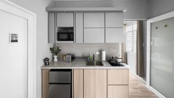 Refrigerador, microondas, placa de cocina, cafetera/tetera