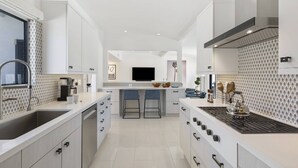 Private kitchen - Private Pool and Spa in Palm Springs with Mountain Views and Designer Interiors (Palm Springs)