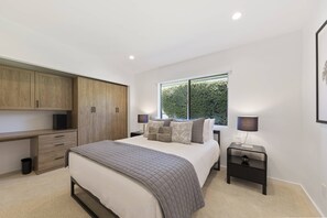 3 bedrooms, desk, free WiFi, bed sheets - Private Pool and Spa in Palm Springs with Mountain Views and Designer Interiors (Palm Springs)