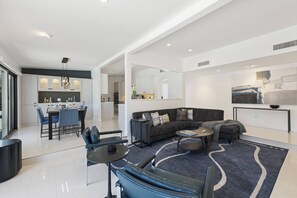 TV, books, stereo - Private Pool and Spa in Palm Springs with Mountain Views and Designer Interiors (Palm Springs)