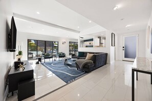 Fernseher, Bücher, Stereoanlage