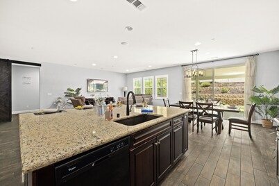 6BD/3BA/ Villa/10Beds/ Grill /NearUCR/Large Space/clean/outdoor furniture