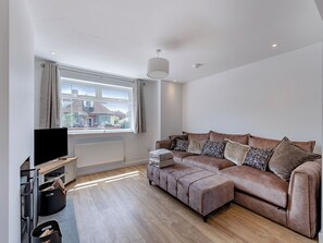 TV, fireplace - 3 bedroom accommodation in Deal (Deal)
