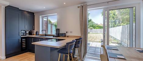 洗碗機、高腳椅