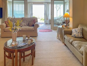 TV - 5 bedroom accommodation in Mullion (Mullion)