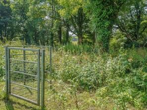 Garden and grounds | Y Beudy - Tir Cethin Farm, Pen-clawdd