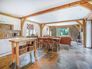 Interior - 3 bedroom accommodation in Pen-clawdd (Pen-clawdd)