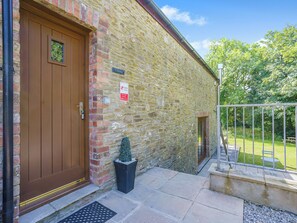 Property grounds - 3 bedroom accommodation in Pen-clawdd (Pen-clawdd)