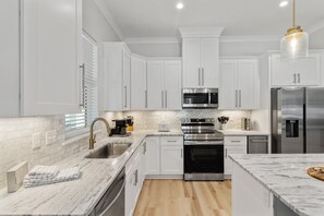 冷蔵庫、電子レンジ、オーブン、コンロ