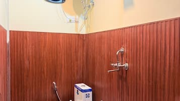 Deluxe Single Room, 2 Double Beds, Mountain View | Bathroom | Shower, towels, soap, shampoo
