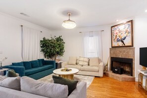 TV - Huge Artistic Home in SoCo w/ Cowboy Pool (Austin)